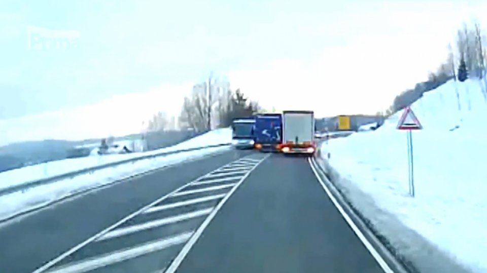 Nebezpečný předjížděcí manévr českého řidiče